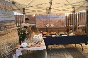 Participando en el mercadillo de artesanía y alimentación en Genalguacil (Málaga)